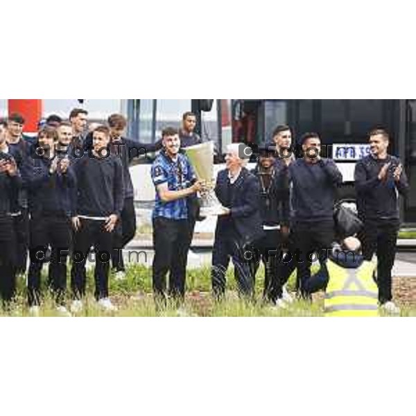 Tiziano Manzoni/LaPresse 23--05- 2024 Bergamo, Italia Cronaca Bergamo La squadra Atalanta arrivo a Bergamo accolta dai tifosi in aeroporto e a Zingonia