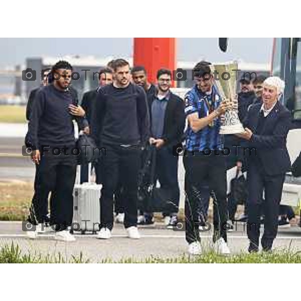 Tiziano Manzoni/LaPresse 23--05- 2024 Bergamo, Italia Cronaca Bergamo La squadra Atalanta arrivo a Bergamo accolta dai tifosi in aeroporto e a Zingonia