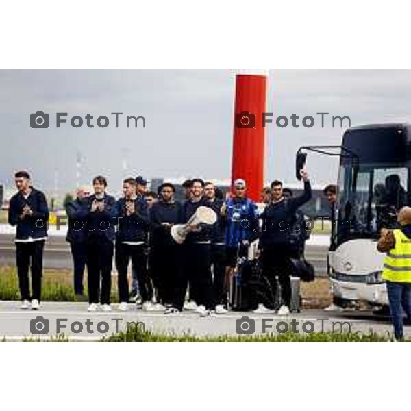 Tiziano Manzoni/LaPresse 23--05- 2024 Bergamo, Italia Cronaca Bergamo La squadra Atalanta arrivo a Bergamo accolta dai tifosi in aeroporto e a Zingonia