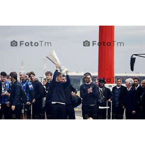 Tiziano Manzoni/LaPresse 23--05- 2024 Bergamo, Italia Cronaca Bergamo La squadra Atalanta arrivo a Bergamo accolta dai tifosi in aeroporto e a Zingonia