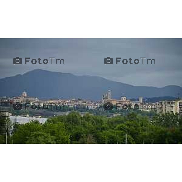 Tiziano Manzoni/LaPresse 2 5--05- 2024 Bergamo, Italia Cronaca piazza Vittorio Veneto passaggio bandiera Fanti Italia da Angeloni assessore al Sindaco di Trieste Roberto Dipiazza.