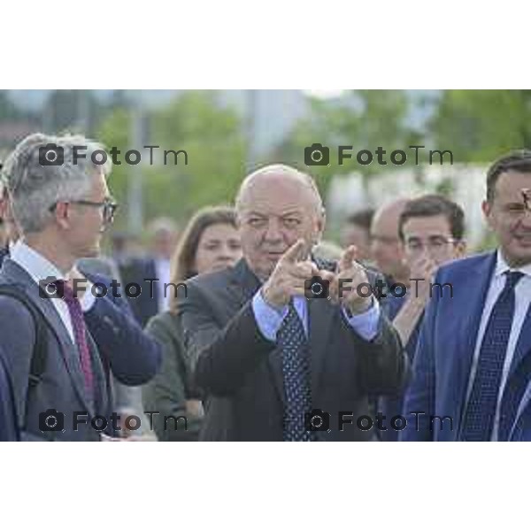 Tiziano Manzoni/LaPresse 28-05- 2024 Bergamo, Italia Cronaca Il ministro dell’Ambiente e della Sicurezza energetica, Gilberto Pichetto Fratin, Comunità Energetica di Torre Boldone Bergamo