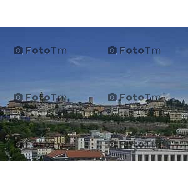 Tiziano Manzoni/LaPresse 1--06- 2024 Bergamo, Italia Cronaca Bergamo vista dall\'alto panoramiche bergamo alta profilo mura skiline neroazzuro