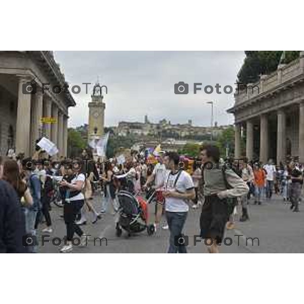 Tiziano Manzoni/LaPresse 12-06- 2024 Bergamo, Italia Cronaca Bergamo Pride 2024 carro dei pensionati dello SPI: “Con i nostri nipoti sulla strada verso il pieno riconoscimento dei diritti di tutti”