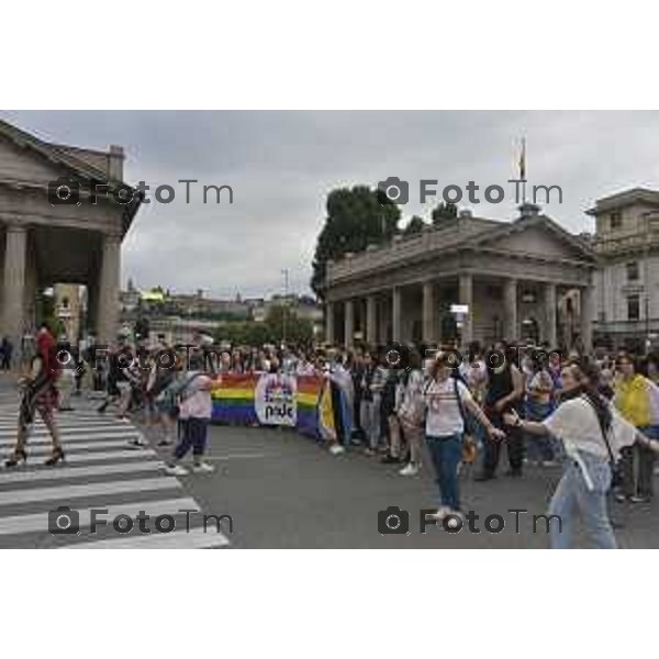 Tiziano Manzoni/LaPresse 12-06- 2024 Bergamo, Italia Cronaca Bergamo Pride 2024 carro dei pensionati dello SPI: “Con i nostri nipoti sulla strada verso il pieno riconoscimento dei diritti di tutti”