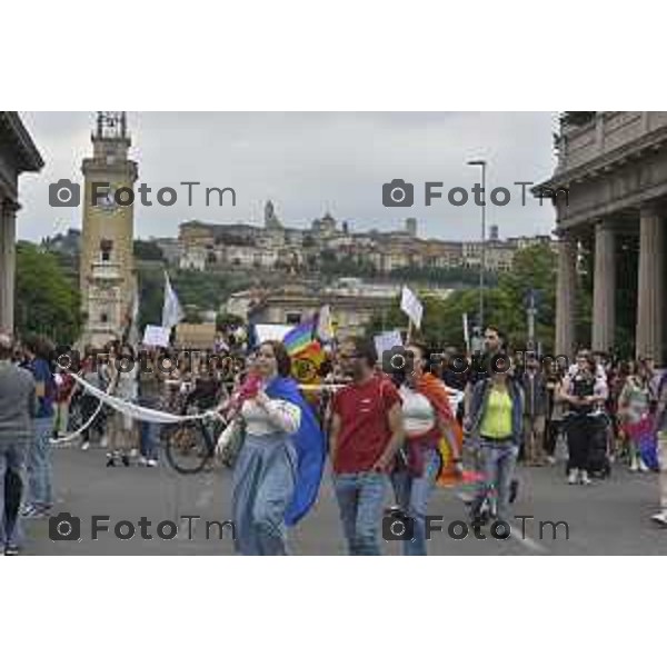 Tiziano Manzoni/LaPresse 12-06- 2024 Bergamo, Italia Cronaca Bergamo Pride 2024 carro dei pensionati dello SPI: “Con i nostri nipoti sulla strada verso il pieno riconoscimento dei diritti di tutti”