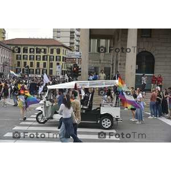 Tiziano Manzoni/LaPresse 12-06- 2024 Bergamo, Italia Cronaca Bergamo Pride 2024 carro dei pensionati dello SPI: “Con i nostri nipoti sulla strada verso il pieno riconoscimento dei diritti di tutti”