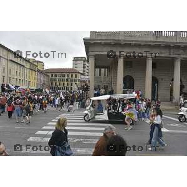 Tiziano Manzoni/LaPresse 12-06- 2024 Bergamo, Italia Cronaca Bergamo Pride 2024 carro dei pensionati dello SPI: “Con i nostri nipoti sulla strada verso il pieno riconoscimento dei diritti di tutti”