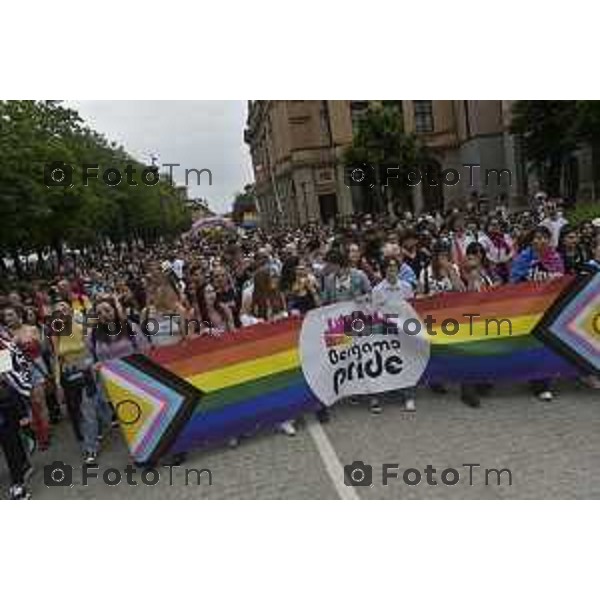 Tiziano Manzoni/LaPresse 12-06- 2024 Bergamo, Italia Cronaca Bergamo Pride 2024 carro dei pensionati dello SPI: “Con i nostri nipoti sulla strada verso il pieno riconoscimento dei diritti di tutti”