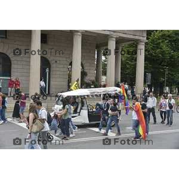 Tiziano Manzoni/LaPresse 12-06- 2024 Bergamo, Italia Cronaca Bergamo Pride 2024 carro dei pensionati dello SPI: “Con i nostri nipoti sulla strada verso il pieno riconoscimento dei diritti di tutti”