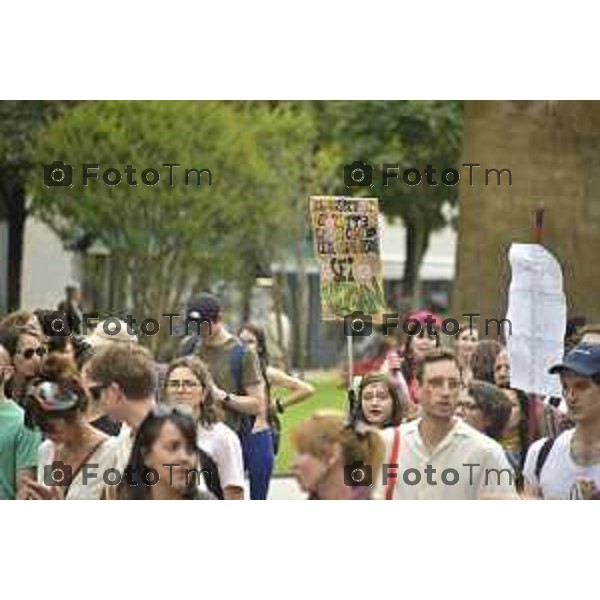 Tiziano Manzoni/LaPresse 12-06- 2024 Bergamo, Italia Cronaca Bergamo Pride 2024 carro dei pensionati dello SPI: “Con i nostri nipoti sulla strada verso il pieno riconoscimento dei diritti di tutti”