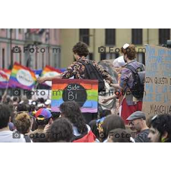 Tiziano Manzoni/LaPresse 12-06- 2024 Bergamo, Italia Cronaca Bergamo Pride 2024 carro dei pensionati dello SPI: “Con i nostri nipoti sulla strada verso il pieno riconoscimento dei diritti di tutti”