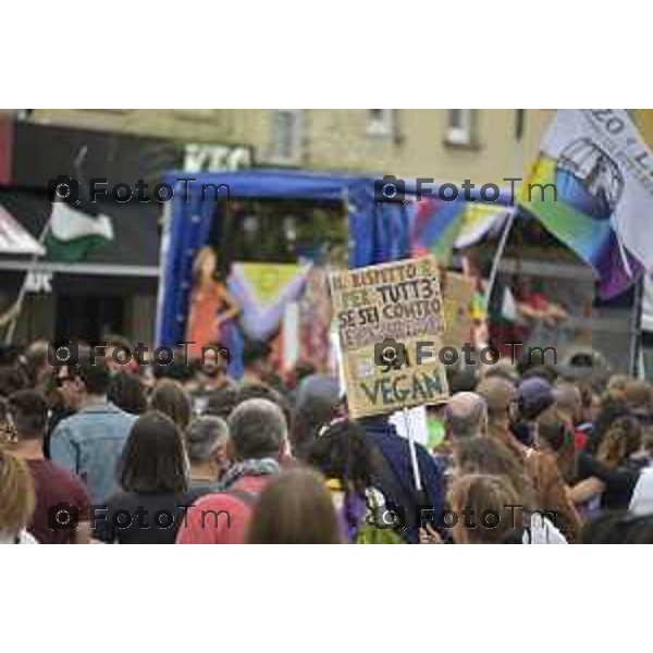 Tiziano Manzoni/LaPresse 12-06- 2024 Bergamo, Italia Cronaca Bergamo Pride 2024 carro dei pensionati dello SPI: “Con i nostri nipoti sulla strada verso il pieno riconoscimento dei diritti di tutti”