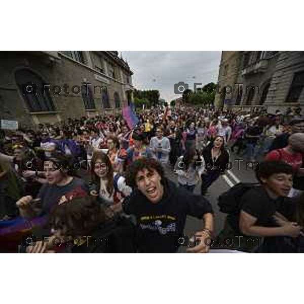 Tiziano Manzoni/LaPresse 12-06- 2024 Bergamo, Italia Cronaca Bergamo Pride 2024 carro dei pensionati dello SPI: “Con i nostri nipoti sulla strada verso il pieno riconoscimento dei diritti di tutti”