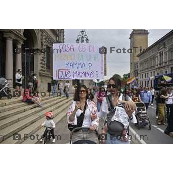 Tiziano Manzoni/LaPresse 12-06- 2024 Bergamo, Italia Cronaca Bergamo Pride 2024 carro dei pensionati dello SPI: “Con i nostri nipoti sulla strada verso il pieno riconoscimento dei diritti di tutti”