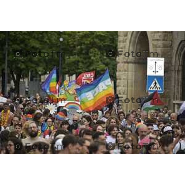 Tiziano Manzoni/LaPresse 12-06- 2024 Bergamo, Italia Cronaca Bergamo Pride 2024 carro dei pensionati dello SPI: “Con i nostri nipoti sulla strada verso il pieno riconoscimento dei diritti di tutti”