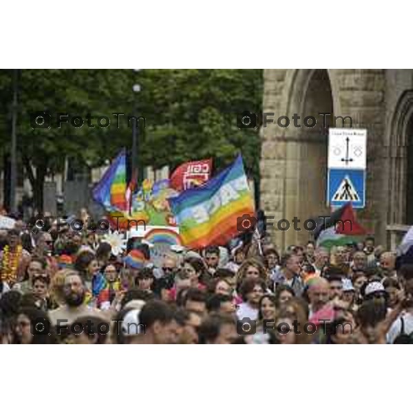 Tiziano Manzoni/LaPresse 12-06- 2024 Bergamo, Italia Cronaca Bergamo Pride 2024 carro dei pensionati dello SPI: “Con i nostri nipoti sulla strada verso il pieno riconoscimento dei diritti di tutti”