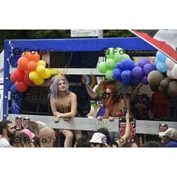 Tiziano Manzoni/LaPresse 12-06- 2024 Bergamo, Italia Cronaca Bergamo Pride 2024 carro dei pensionati dello SPI: “Con i nostri nipoti sulla strada verso il pieno riconoscimento dei diritti di tutti”