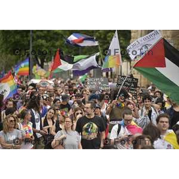 Tiziano Manzoni/LaPresse 12-06- 2024 Bergamo, Italia Cronaca Bergamo Pride 2024 carro dei pensionati dello SPI: “Con i nostri nipoti sulla strada verso il pieno riconoscimento dei diritti di tutti”