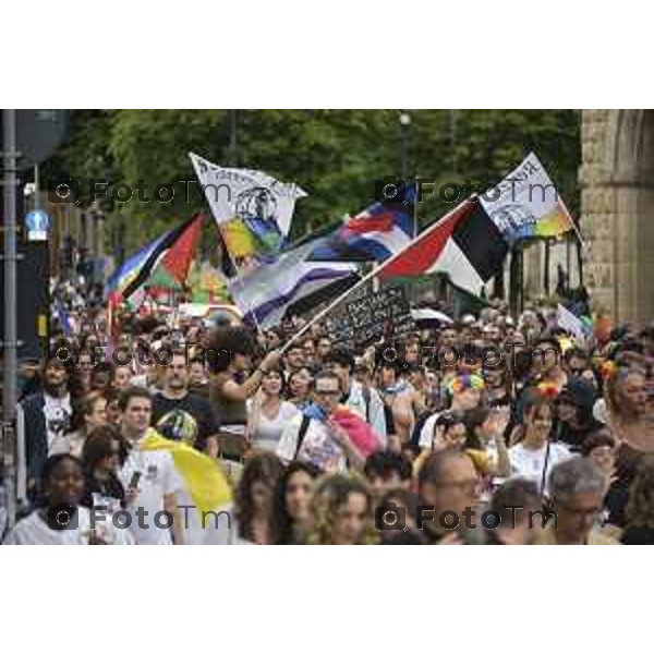 Tiziano Manzoni/LaPresse 12-06- 2024 Bergamo, Italia Cronaca Bergamo Pride 2024 carro dei pensionati dello SPI: “Con i nostri nipoti sulla strada verso il pieno riconoscimento dei diritti di tutti”