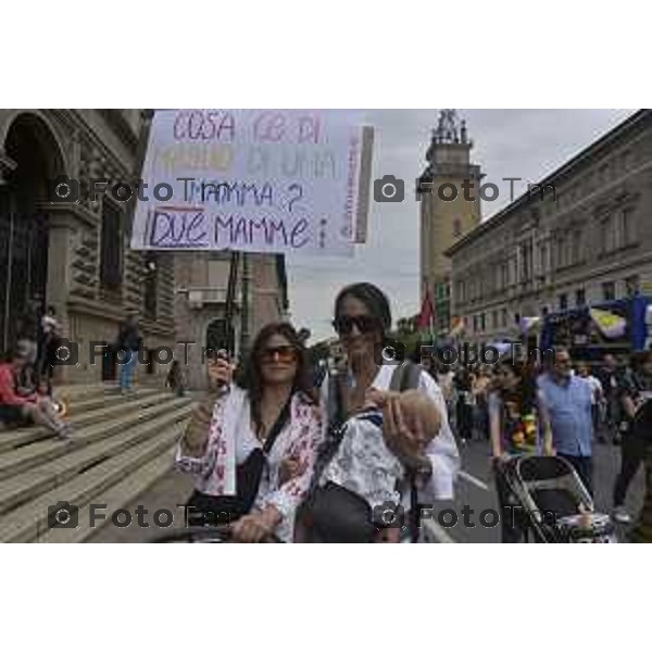 Tiziano Manzoni/LaPresse 12-06- 2024 Bergamo, Italia Cronaca Bergamo Pride 2024 carro dei pensionati dello SPI: “Con i nostri nipoti sulla strada verso il pieno riconoscimento dei diritti di tutti”