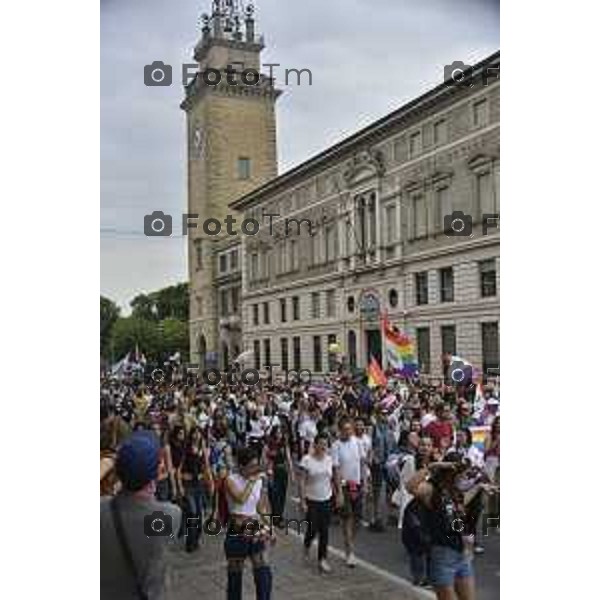 Tiziano Manzoni/LaPresse 12-06- 2024 Bergamo, Italia Cronaca Bergamo Pride 2024 carro dei pensionati dello SPI: “Con i nostri nipoti sulla strada verso il pieno riconoscimento dei diritti di tutti”