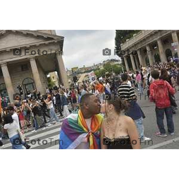 Tiziano Manzoni/LaPresse 12-06- 2024 Bergamo, Italia Cronaca Bergamo Pride 2024 carro dei pensionati dello SPI: “Con i nostri nipoti sulla strada verso il pieno riconoscimento dei diritti di tutti”