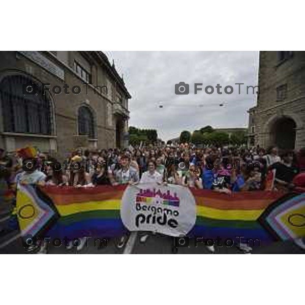 Tiziano Manzoni/LaPresse 12-06- 2024 Bergamo, Italia Cronaca Bergamo Pride 2024 carro dei pensionati dello SPI: “Con i nostri nipoti sulla strada verso il pieno riconoscimento dei diritti di tutti”