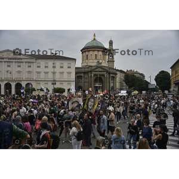 Tiziano Manzoni/LaPresse 12-06- 2024 Bergamo, Italia Cronaca Bergamo Pride 2024 carro dei pensionati dello SPI: “Con i nostri nipoti sulla strada verso il pieno riconoscimento dei diritti di tutti”