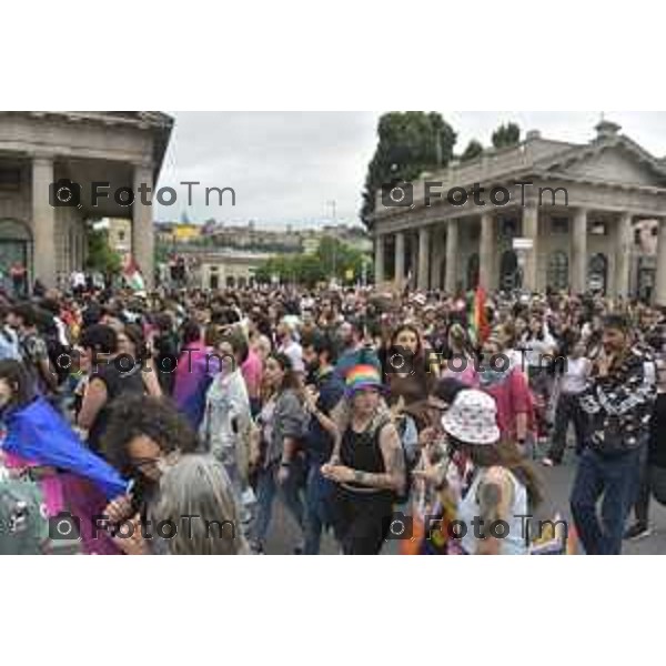 Tiziano Manzoni/LaPresse 12-06- 2024 Bergamo, Italia Cronaca Bergamo Pride 2024 carro dei pensionati dello SPI: “Con i nostri nipoti sulla strada verso il pieno riconoscimento dei diritti di tutti”