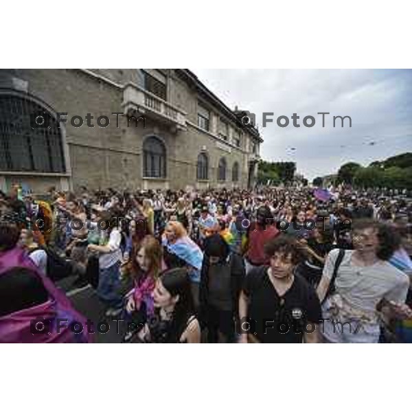 Tiziano Manzoni/LaPresse 12-06- 2024 Bergamo, Italia Cronaca Bergamo Pride 2024 carro dei pensionati dello SPI: “Con i nostri nipoti sulla strada verso il pieno riconoscimento dei diritti di tutti”