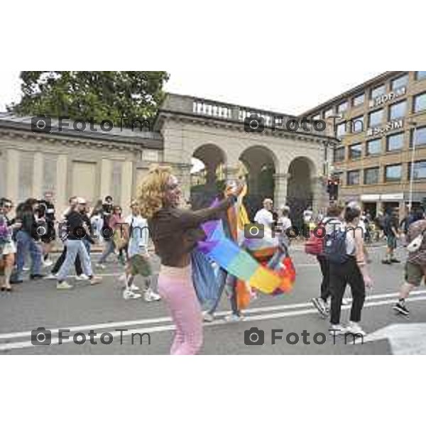 Tiziano Manzoni/LaPresse 12-06- 2024 Bergamo, Italia Cronaca Bergamo Pride 2024 carro dei pensionati dello SPI: “Con i nostri nipoti sulla strada verso il pieno riconoscimento dei diritti di tutti”