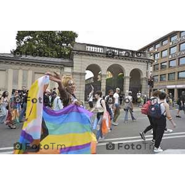 Tiziano Manzoni/LaPresse 12-06- 2024 Bergamo, Italia Cronaca Bergamo Pride 2024 carro dei pensionati dello SPI: “Con i nostri nipoti sulla strada verso il pieno riconoscimento dei diritti di tutti”