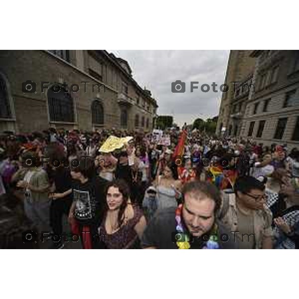 Tiziano Manzoni/LaPresse 12-06- 2024 Bergamo, Italia Cronaca Bergamo Pride 2024 carro dei pensionati dello SPI: “Con i nostri nipoti sulla strada verso il pieno riconoscimento dei diritti di tutti”