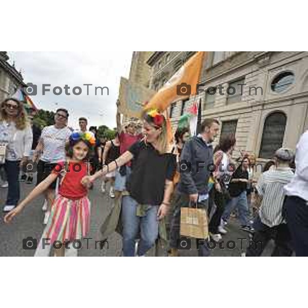 Tiziano Manzoni/LaPresse 12-06- 2024 Bergamo, Italia Cronaca Bergamo Pride 2024 carro dei pensionati dello SPI: “Con i nostri nipoti sulla strada verso il pieno riconoscimento dei diritti di tutti”