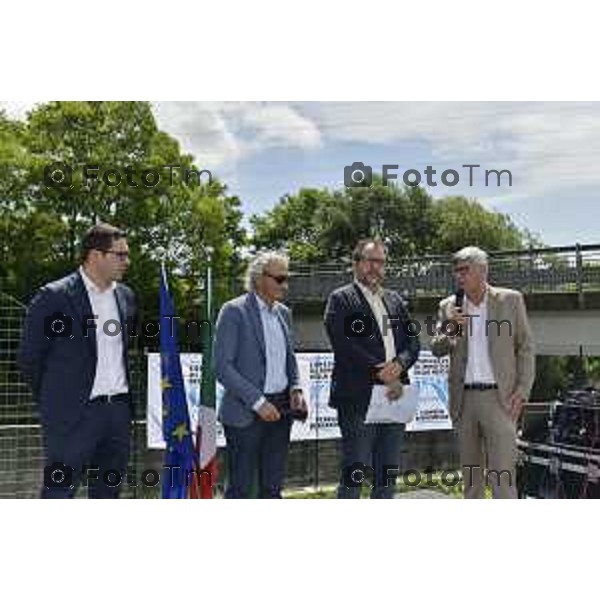 Tiziano Manzoni/LaPresse 26--06- 2024 Bergamo, Italia Cronaca Bagnatica Consorzio di Bonifica inaugurazione opere di salvaguardia del territorio tra l\'Oglio e il Serio Un progetto necessario a contrastare il dissesto idrogeologico per il quale sono stati investiti 1.300.000 euro e che interessa 12 Comuni. assessore regionale al Territorio e Sistemi Verdi Gianluca Comazzi.