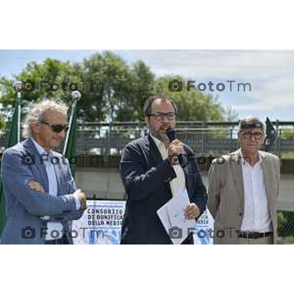 Tiziano Manzoni/LaPresse 26--06- 2024 Bergamo, Italia Cronaca Bagnatica Consorzio di Bonifica inaugurazione opere di salvaguardia del territorio tra l\'Oglio e il Serio Un progetto necessario a contrastare il dissesto idrogeologico per il quale sono stati investiti 1.300.000 euro e che interessa 12 Comuni. assessore regionale al Territorio e Sistemi Verdi Gianluca Comazzi.