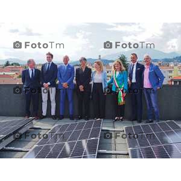 Tiziano Manzoni/LaPresse 26-06- 2024 Bergamo, Italia Cronaca Bergamo L’impianto fotovoltaico, installato sull’intera copertura del condominio Giacinto Giambellini, presidente di Confartigianato Imprese Bergamo, Marco Amigoni, presidente della LIA, l’ing. Federica Bassini, direttore di Efase. Attesa anche la neosindaca di Bergamo Elena Carnevali.