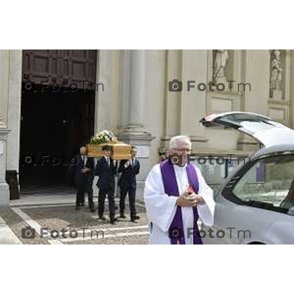 Tiziano Manzoni/LaPresse 29--06- 2024 Bergamo, Italia Cronaca Nembro i funerali di Gino Carrara, celebrati da monsignor Davide Pelucchi