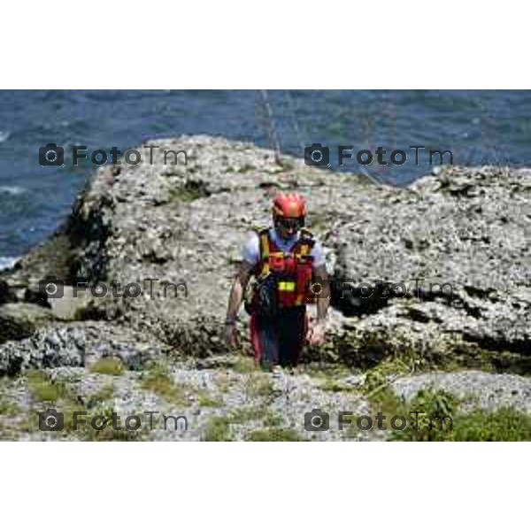 Tiziano Manzoni/LaPresse 6--07- 2024 Bergamo, Italia Cronaca Trezzo d\'Adda santuario Concesa le ricerche di Claudio Togni, inghiottito dal fiume venerdì scorso mentre lavorava alla centrale elettrica Italgen di Vaprio l\'acqua è stata fatta uscire dagli sbarramenti e per ridurne la quantità è stata deviata nei canali; come il naviglio Martesana, che nasce a monte di Concesa, il punto in cui è avvenuto il drammatico incidente