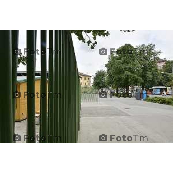 Tiziano Manzoni/LaPresse 2--07- 2024 Bergamo, Italia Cronaca Bergamo Bergamo piazzale alpini ringhiere gabbia chiuso il piazzale per gli spettacoli