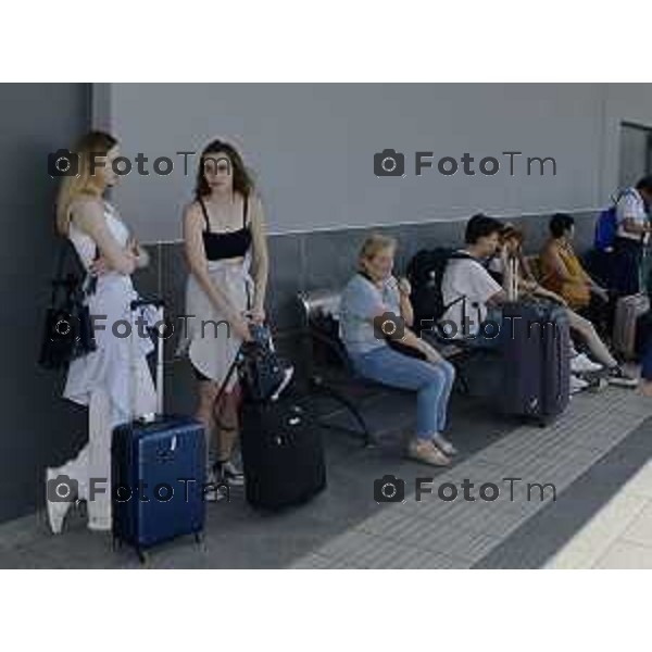 Tiziano Manzoni/LaPresse 9--07- 2024 Bergamo, Italia Cronaca cerimonia inaugurale sculture, dall’artista Steven Cavagna e installate all’Aeroporto di Milano Bergamo, rievocative di “Bergamo Brescia Capitale della Cultura”. presidente di SACBO Giovanni Sanga, le Sindache di Brescia, Laura Castelletti, e Bergamo, Elena Carnevali.