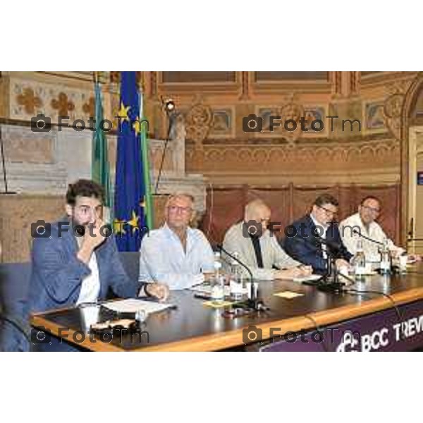 Tiziano Manzoni/LaPresse 225--06- 2024 Bergamo, Italia Cronaca presentazione nuova societa basket treviglio Brianza Da sx Daniele Villa allenatore, Angelo Soliveri socio e main sponsor, Paolo luinetti imprenditore e soci, Imeri sindaco, Giovanni Grazioli presidente bcc