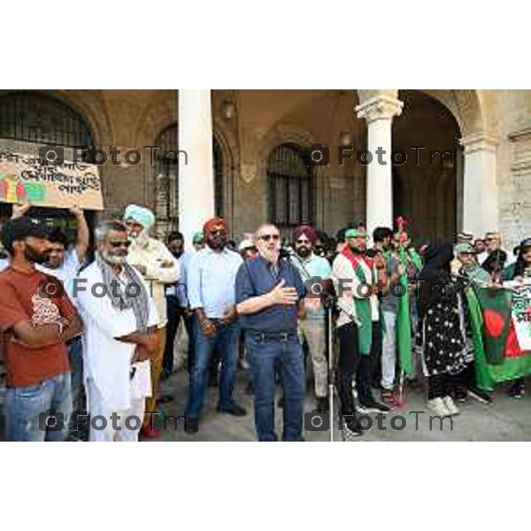 Tiziano Manzoni/LaPresse 20-07-2024 Bergamo, Italia Cronaca BergamoBergamo il presidio della comunità indiana in ricordo di Satnam Singh. CGIL e FLAI-CGIL accolgono l\'invito e saranno in piazza