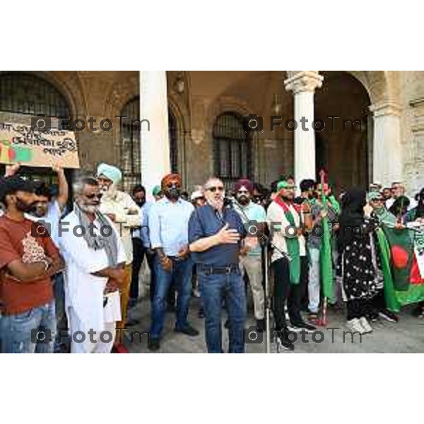 Tiziano Manzoni/LaPresse 20-07-2024 Bergamo, Italia Cronaca BergamoBergamo il presidio della comunità indiana in ricordo di Satnam Singh. CGIL e FLAI-CGIL accolgono l\'invito e saranno in piazza