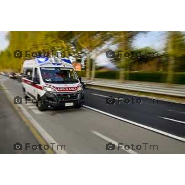 Tiziano Manzoni/LaPresse 22/08/ 24 Bergamo, Italia CronacaBergamo ambulanza soccorsi 112 118 emergenza