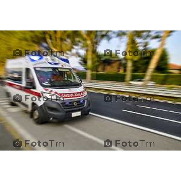 Tiziano Manzoni/LaPresse 22/08/ 24 Bergamo, Italia CronacaBergamo ambulanza soccorsi 112 118 emergenza