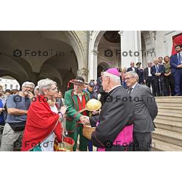 Tiziano Manzoni/LaPresse 26-08- 2024 Bergamo, Italia Cronacamessa vescovo e benedizione gruppi flocloristici per Sant\'Alessandro Patrono beschi