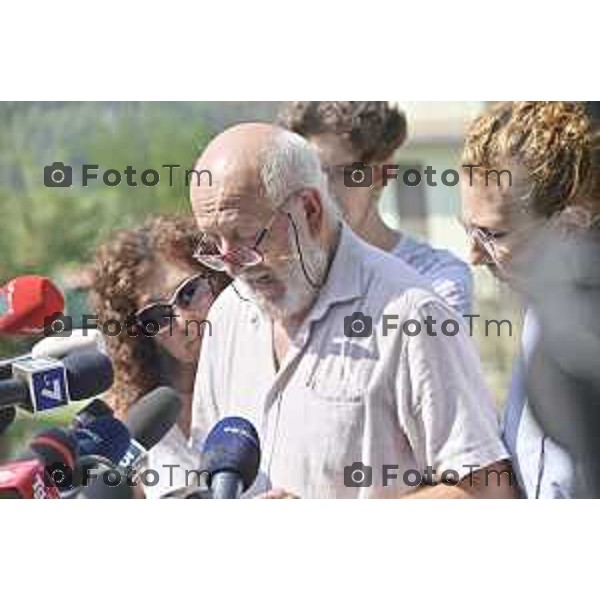 Tiziano Manzoni/LaPresse 30-08- 2024 Bergamo, Italia Cronaca Nera Bottanuco BG famigliari di Sharon Verzeni dichiarazione spontanea alla stampa dopo il fermo di Moussa Sangare