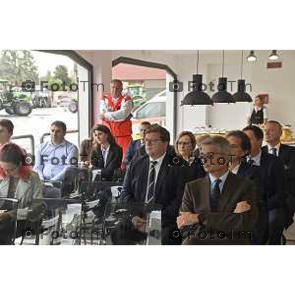 Tiziano Manzoni/LaPresse 5--05- 2024 Bergamo, Italia Cronaca Luisella Cassani e Vittorio Carozza con il figlio Aldo Carozza Vice Presidente fondazione presenti all\'inaugurazione della bibblioteca interna allo stablimento SAME